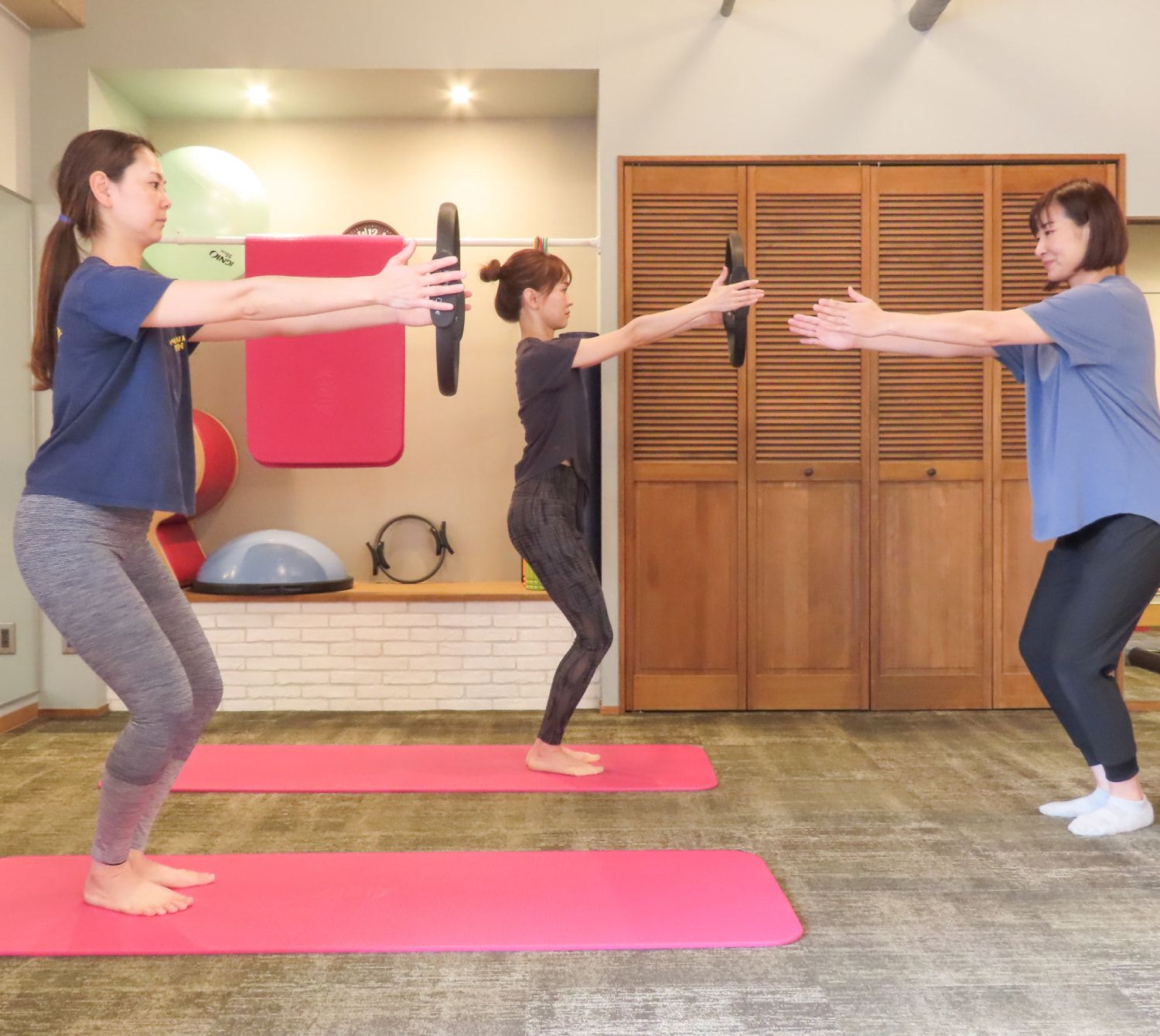 ピラティスインストラクターの施術風景